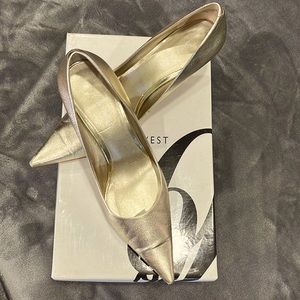 Pointed toe low heel